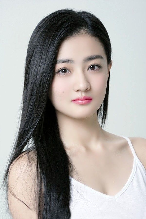 一个青春美丽长发飘飘的青涩水灵美女