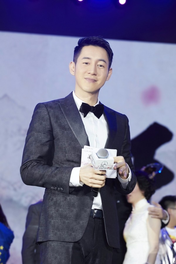 陈正飞主持品牌春晚 风趣幽默亲和力足