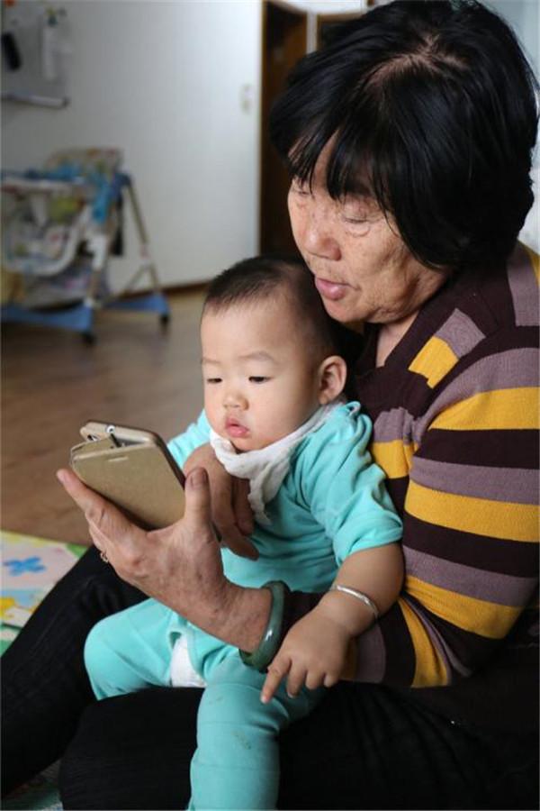 小女孩自述:我想有个弟弟,这样奶奶就能对妈妈好一点了