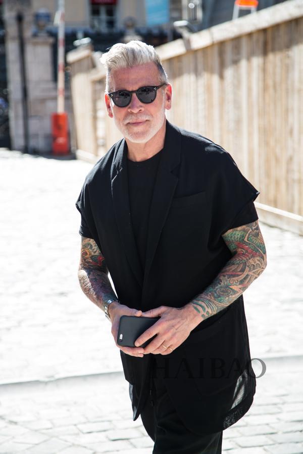 只要有一颗年轻的心,苍老的外表也挡不住涌上的潮流!