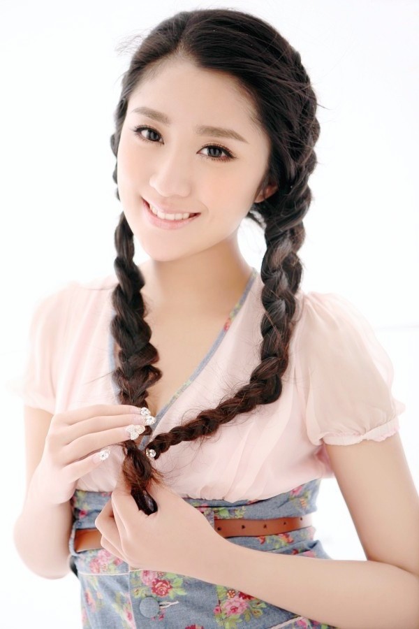 一个笑容怡人梳着马尾辫的可爱美女姑娘