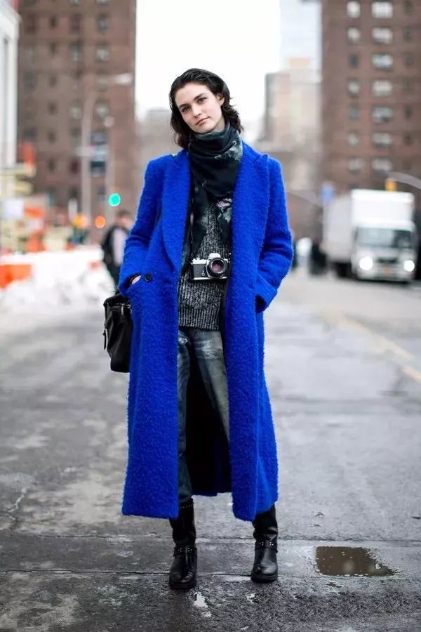 初春穿蓝色的你,美的真高级!