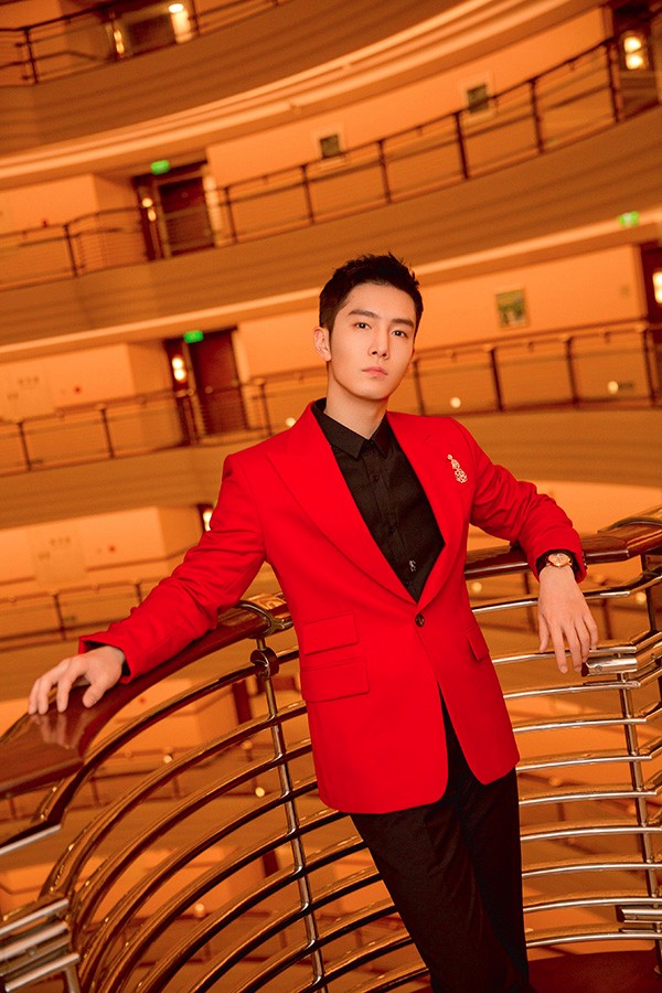 盛一伦出席品牌活动 红西装造型抢眼