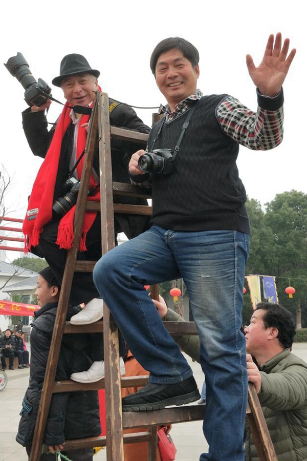 七旬老翁登梯拍摄闹元宵引网友关注