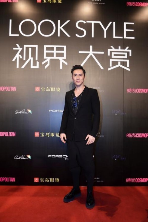 穿紫大衣嘟嘴卖萌秒变17岁小姑娘,张伦硕好幸福