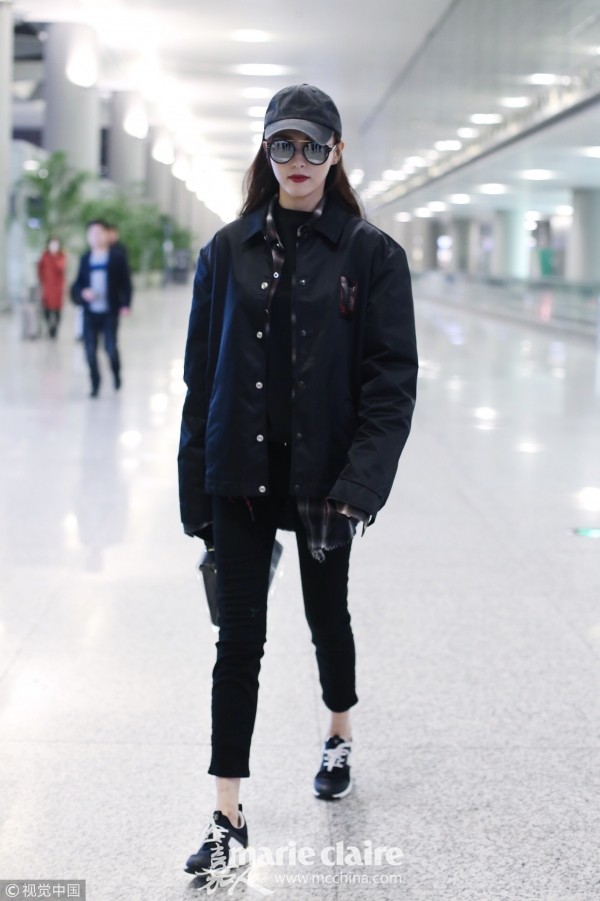 酷的不要不要的,头戴黑色棒球帽,镭射太阳镜遮面,身穿黑色夹克外套,内