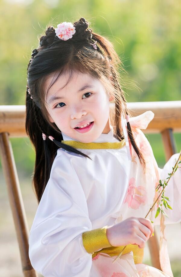 人气童星陈朵怡古装写真曝光 一颦一笑美如画|美如画|写真|童星_新浪