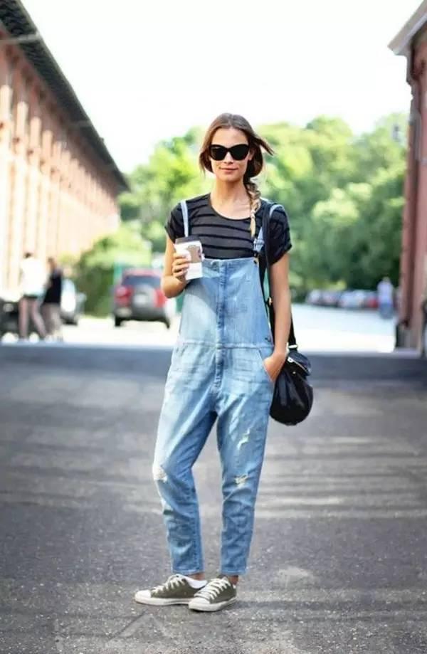 时尚宽松的衬衫搭配运动鞋时看起来优雅完美