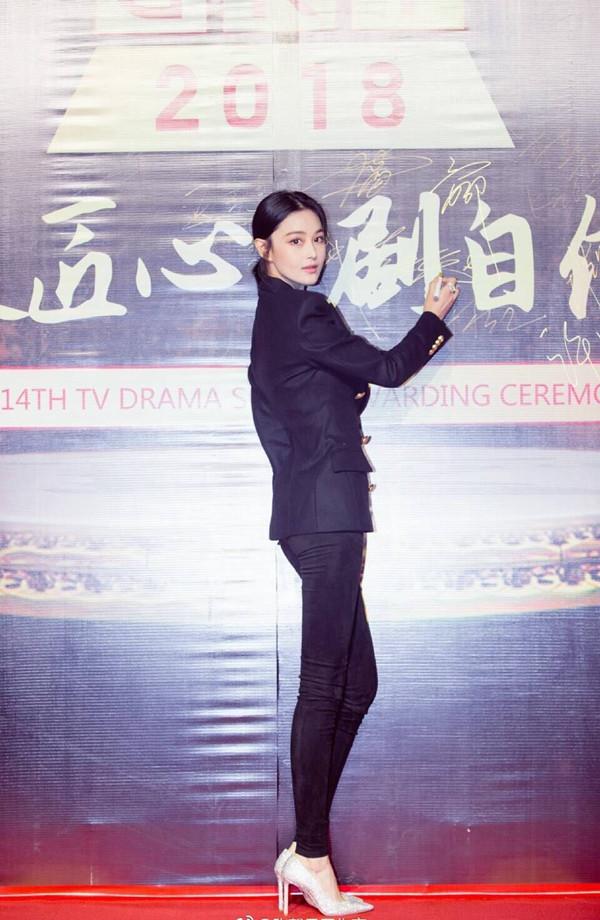 网上公布的张馨予的身高是170cm,在女生中算是非常高的个头了,再加上