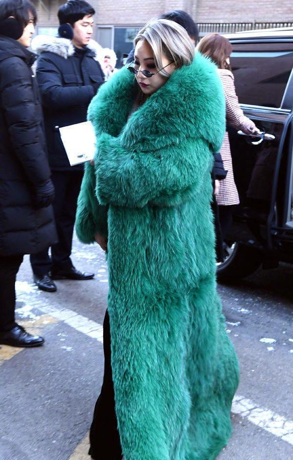 众星现身出席太阳闵孝琳的婚礼, 只有她打扮成暴发户, 去抢戏!