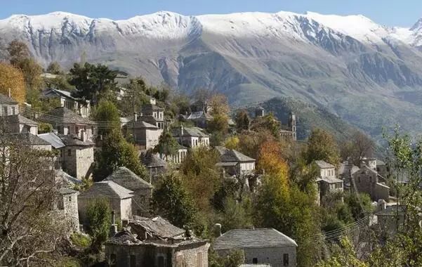 希腊伊庇鲁斯区(epirus 高高地屹立在品都斯山脉(pindus 上,在