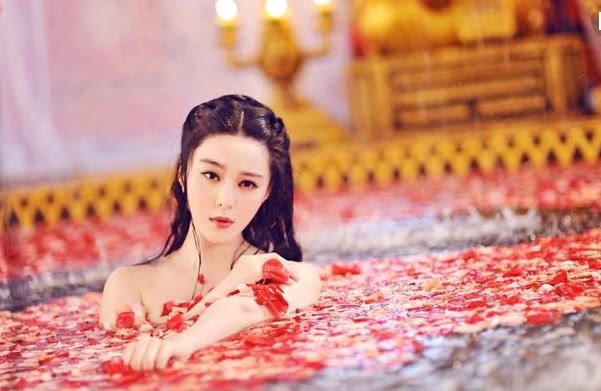 佟丽娅,精致的五官,小巧的脸型,古装扮相肤如凝脂,沐浴在热气腾腾