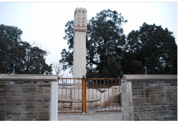 乾隆皇帝想挖明代一贵妃墓, 结果挖出一石碑, 赶紧停工再也不挖了