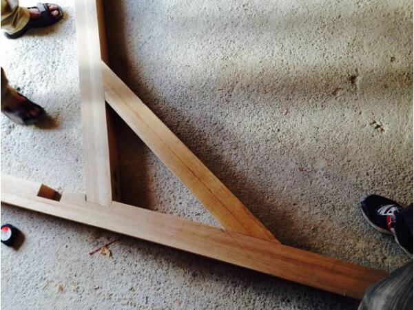 父亲在后院拼接几块木头,只为让儿子睡上舒服的午觉!