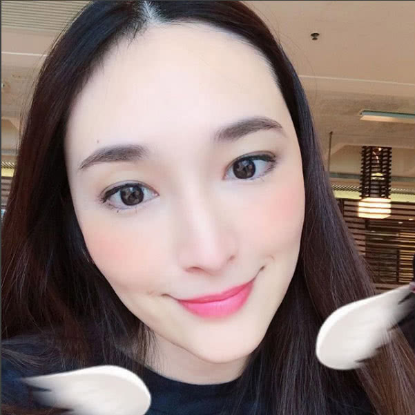 吴佩慈清晨晒长腿美照,近万元的腰包,都不如粉嫩膝盖抢镜!