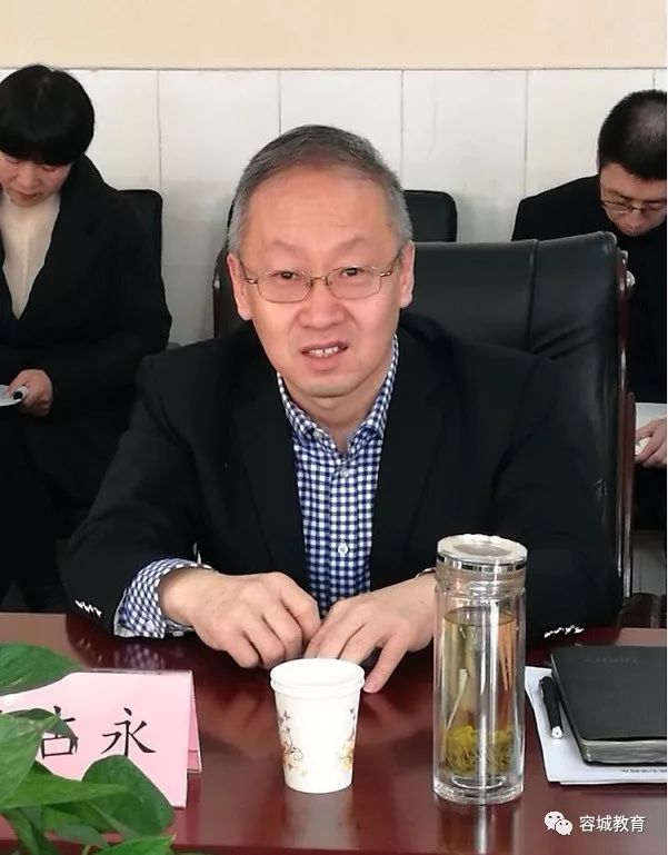 县教育局局长闫运发介绍了容城县学校布局及容城小学的教学班数量,班