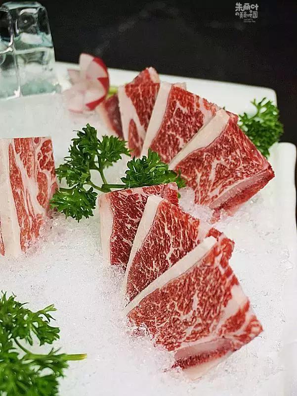 相比于纯肉,更喜欢带点骨头的牛仔骨,肉质筋道,富有弹性,更好咬一些!