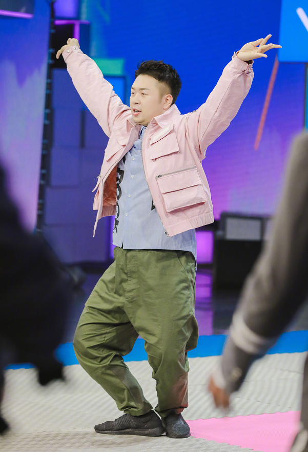 杜海涛晒出时尚达人照,粉嫩白胖哥,网友:涛哥这次终于穿对了