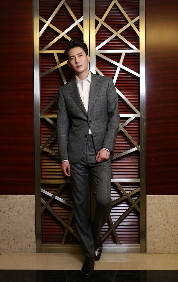 韩栋帅气亮相"城市之星" 绅士优雅斩获"最佳男演员"