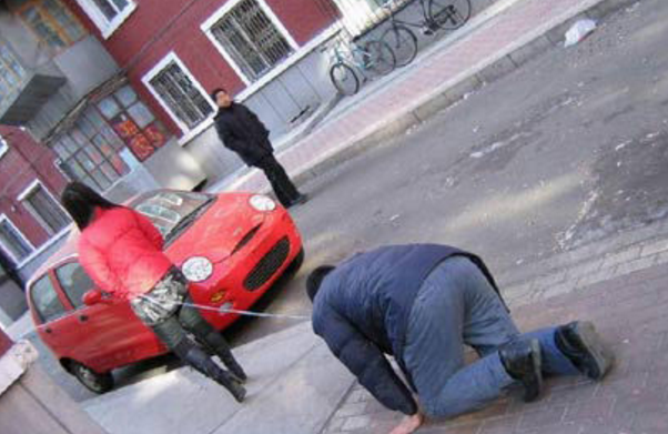 大街惊现令人奇怪的画面美女将男子当狗溜真相令人怀疑