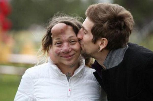 女子丑陋无比,可令人傻眼的是却很多男子排队娶她,没追到就后悔