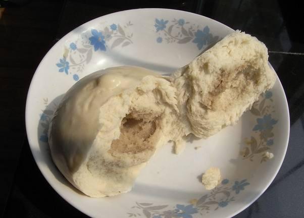 施舍乞丐一个热馒头,乞丐次日带土匪洗劫他家,他感动的流下热泪