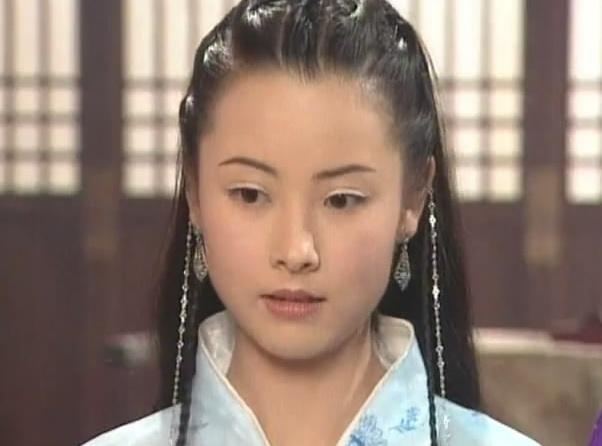 在霍建华版《笑傲江湖》中她演岳不群的妻子,当年的她演少女,现在她的