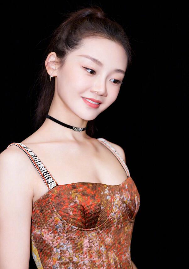 她是《芳华》里的何小萍,坐地铁见冯小刚,现实中美成这样