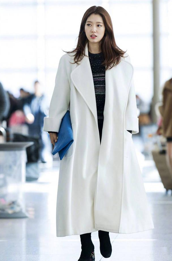 朴信惠身穿白色的长款大衣 展现出自然的轮廓优雅的气质
