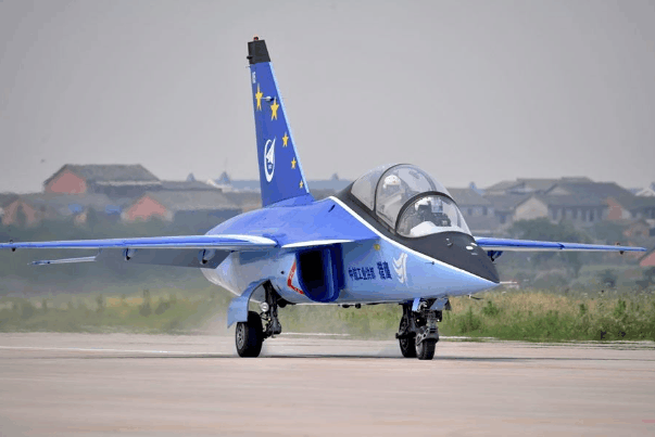 猎鹰高级教练机以外,比较有名气的高级教练机分别是:俄罗斯的雅克-130