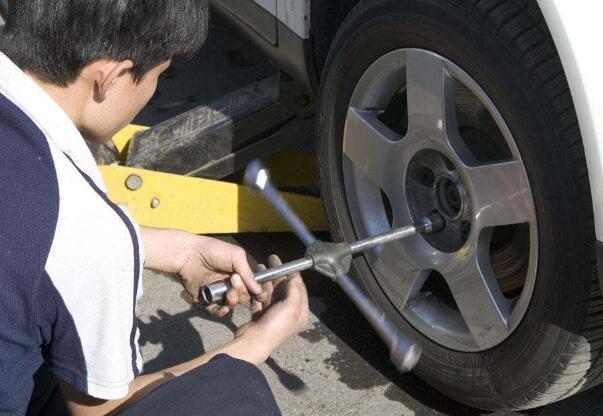 司机到车行修车,钱不够老板不修,老人好心显身手,却发现中圈套