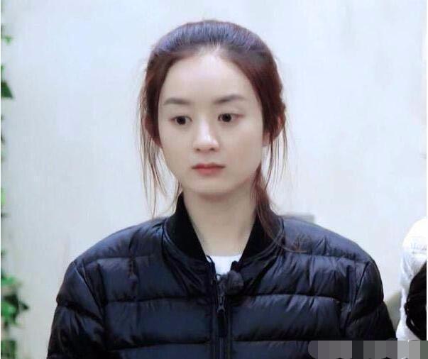 赵丽颖颜值高素颜出门