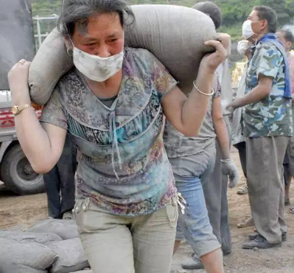 在工地上拼命打工的女人们,像男人一样能干活,让懒汉自惭形愧!