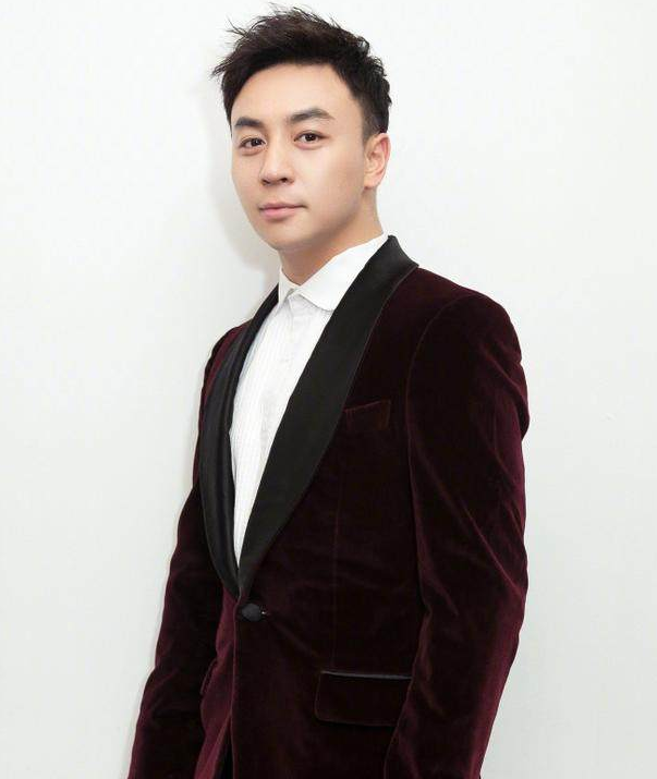 释小龙变瘦颜值又回来了,比鹿晗还帅?网友纷纷喊话何洁是否后悔