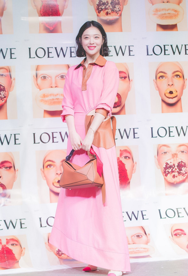 不过崔雪莉虽然胖了不止一圈,但是皮肤依旧白皙透亮,非常耀眼,衣品