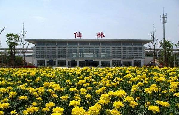 与江宁站相比,仙林站略显陈旧.