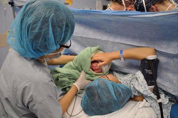 24岁孕妇刚生完孩子, 老公只顾玩手机, 孩子和孕妇相继去世