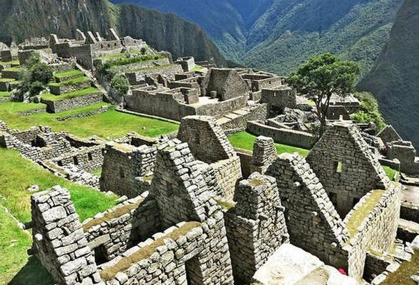 特洛伊古城.又称"伊利昂",古希腊殖民城.