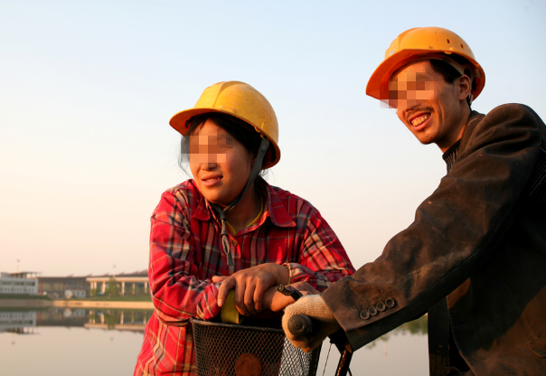 在外打拼的农民工夫妻:最大的心愿就是工地能设夫妻房