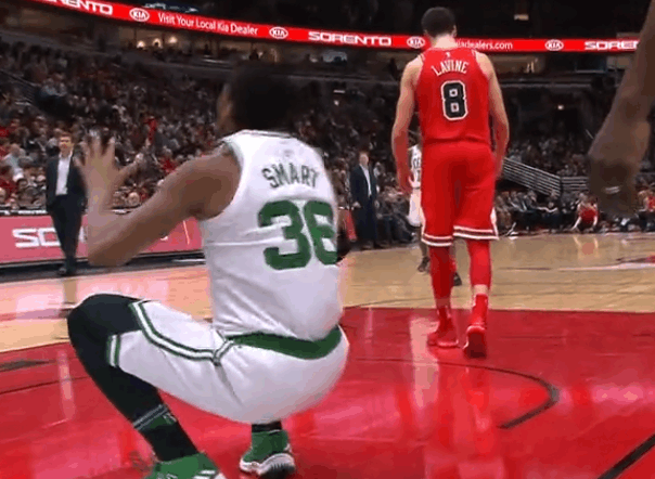 功夫了得,斯玛特被拉文推倒在地,一记"鲤鱼打挺"稳稳站起