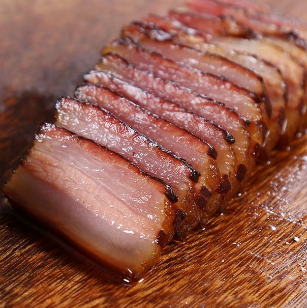 在湘西,迎接春节最好的美味,是那一块块让人垂涎欲滴的腊肉