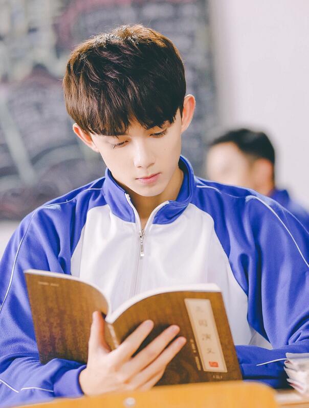 王俊凯大概中学时期的旧照,两颗小虎牙真的好可爱,希望以后不要给拔了