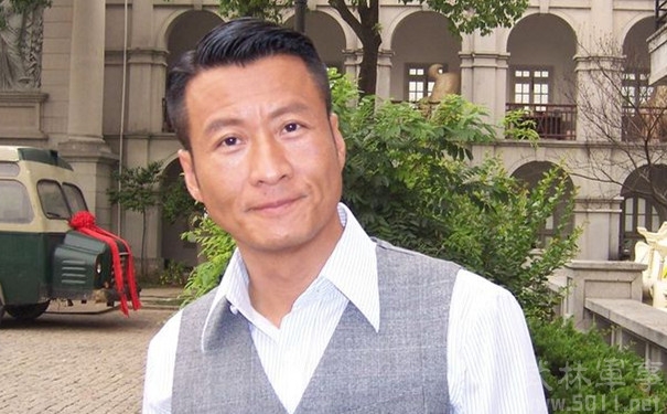 他靠一部剧走红,有三段婚姻,亲手送自己进牢房,出狱后下跪前妻