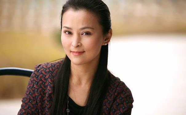 最美琼瑶女郎整红时嫁人,13年后低调离婚,50岁带儿子再婚!