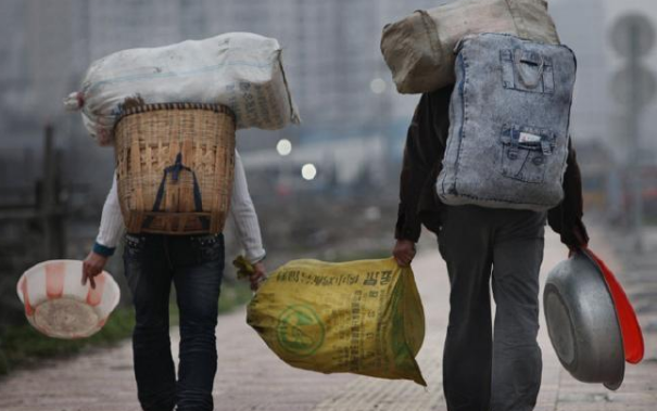 在外打拼的农民工夫妻:最大的心愿就是工地能设夫妻房