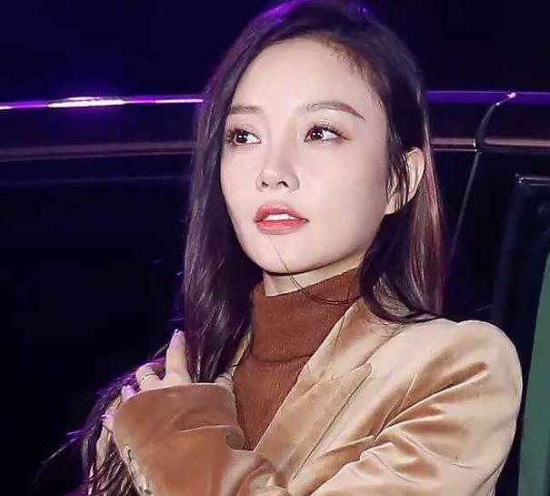 李小璐换新发型自信现身,搭配丝绒西装尽显小女人妩媚!