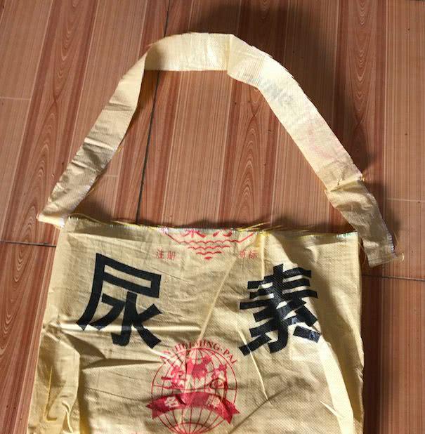 奇葩男朋友用尿素袋子给女朋友做跨包目测要被打残