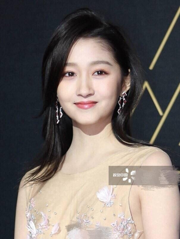 女明星无修图赵丽颖杨幂显老,热巴关晓彤下巴好奇怪,唐嫣最少女