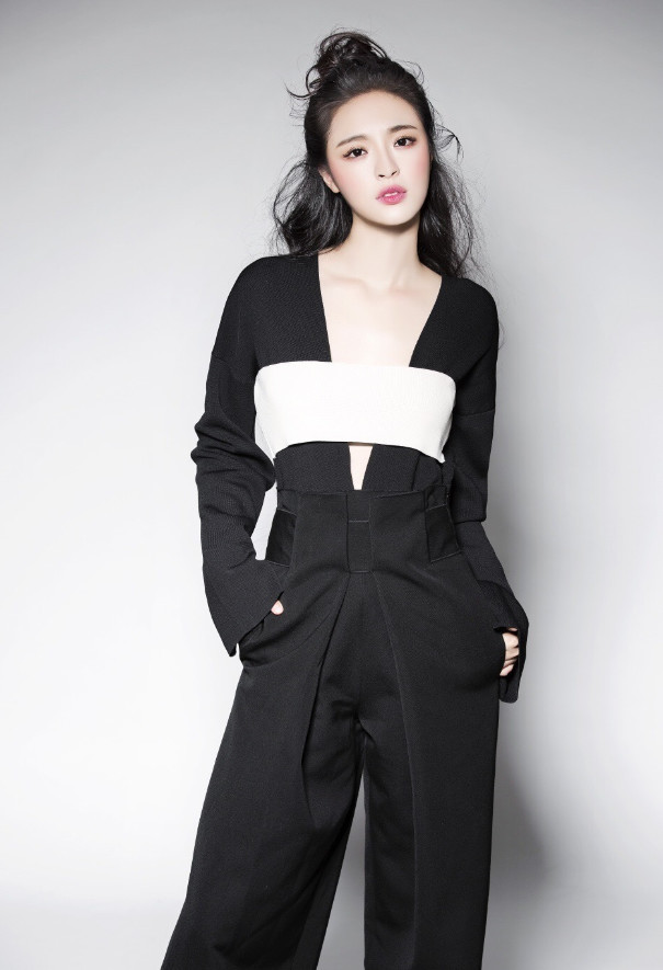 她获芒果台力捧却不火,红毯上意外一摔霸占微博热搜,24岁美若天仙