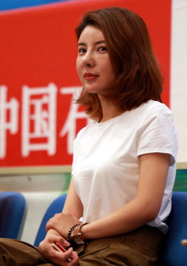 奥运冠军杜丽提议:射击运动进校园,希望学生能学射击.